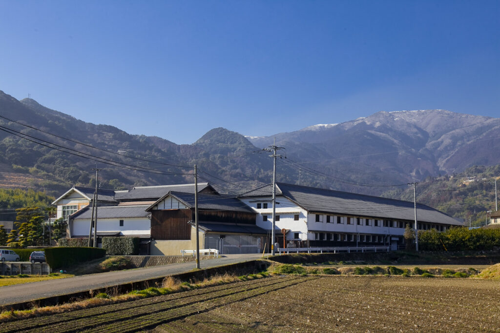 秀峰「天山」の麓にある天山酒造